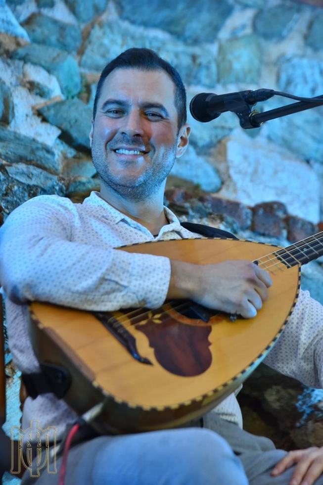 Singing and playing the laouto